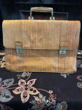 Men's Tan Textured Leather Briefcase - Classic Professional Carry